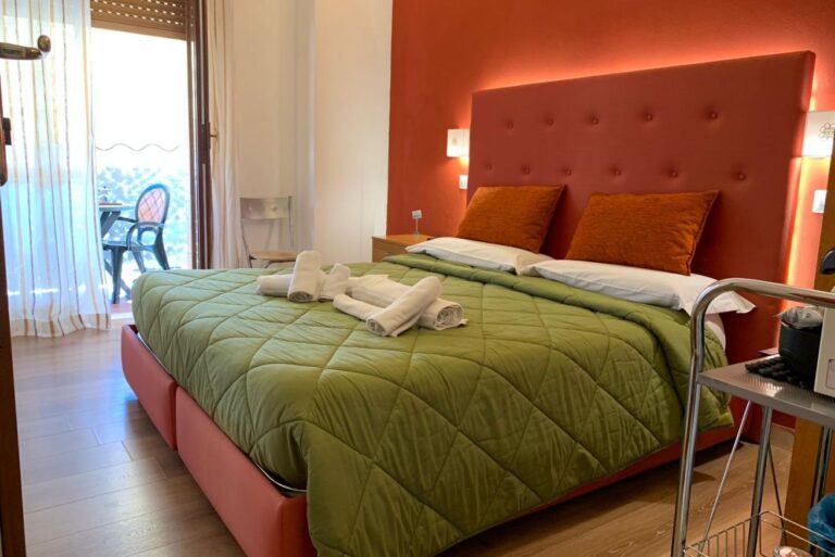 Sant’Oronzo Bed & Breakfast a Lecce centro per 3 ospiti Matrimoniale/Doppia Comfort Sant’Oronzo Bed & Breakfast a Lecce centro per 3 ospiti Matrimoniale/Doppia Comfort