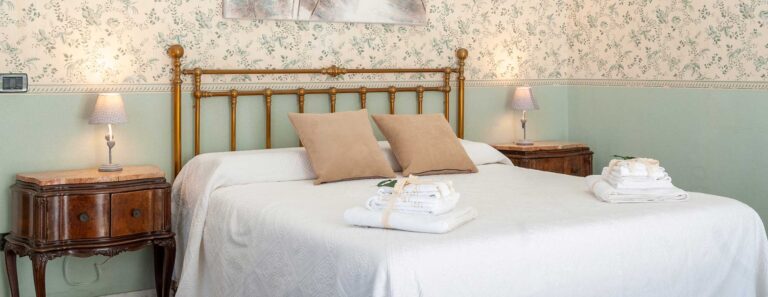 B&B Risveglio col Rosone Camera Scirocco con Balcone nel Centro Storico di Lecce B&B Risveglio col Rosone Camera Scirocco con Balcone nel Centro Storico di Lecce