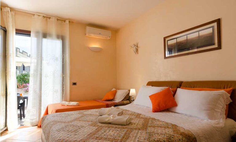 L'ANTICA RIMESSA Bed & Breakfast - Lecce Camera ORO per 3 adulti L'ANTICA RIMESSA Bed & Breakfast - Lecce Camera ORO per 3 adulti