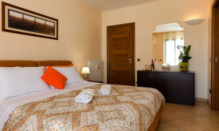 L'ANTICA RIMESSA Bed & Breakfast - Lecce Camera ORO per 3 adulti L'ANTICA RIMESSA Bed & Breakfast - Lecce Camera ORO per 3 adulti