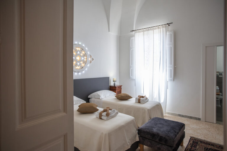 Donna Evelina Camera Matrimoniale Doppia nella Dimora Liberty a Surbo a 4 min da Lecce DONNA EVELINA ATTRAVERSO PORTA 1 768x512