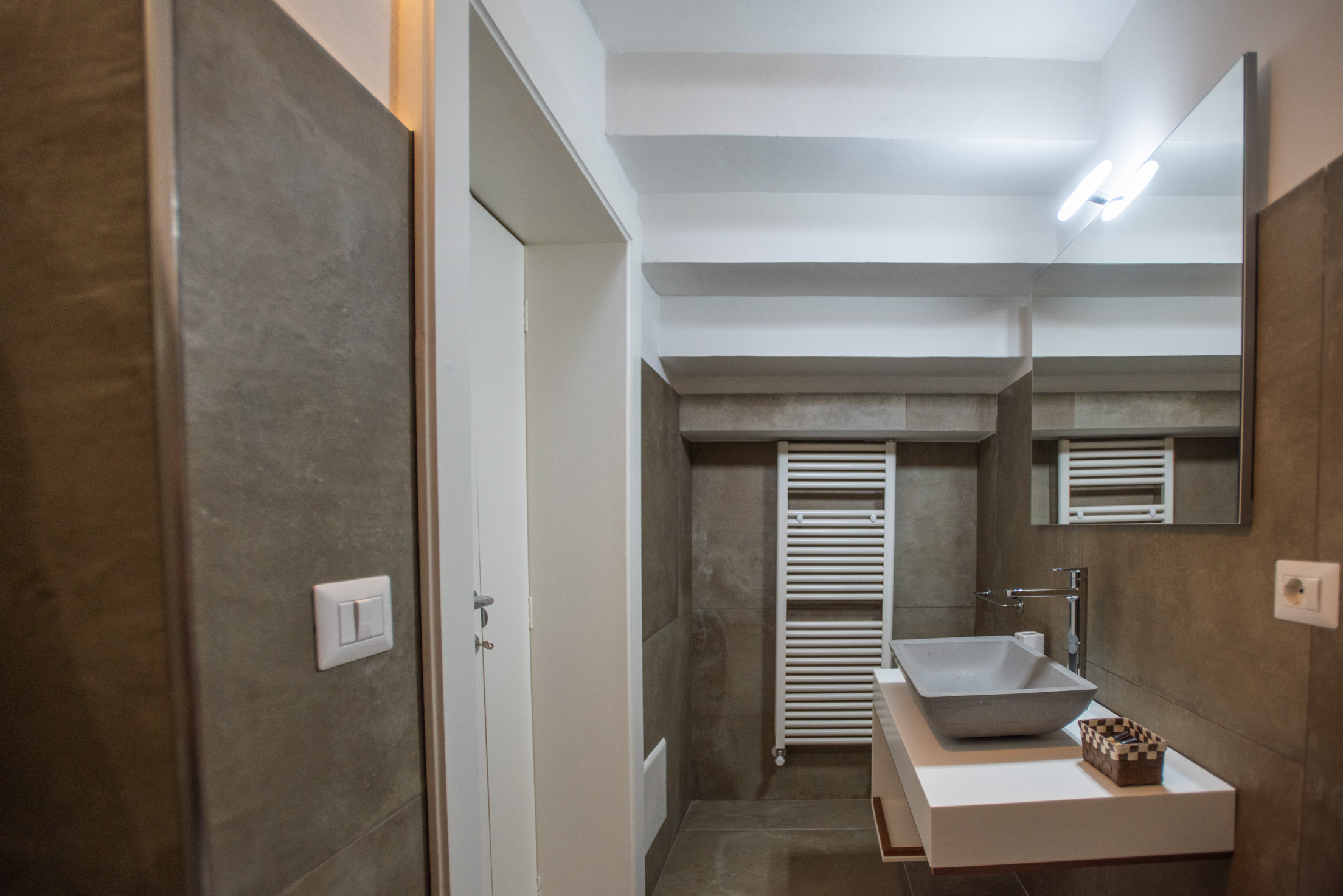 Donna Rosa Camera Matrimoniale nella Dimora Liberty a Surbo a 4 min da Lecce DONNA ROSA BAGNO FRONTE CALORIFERO