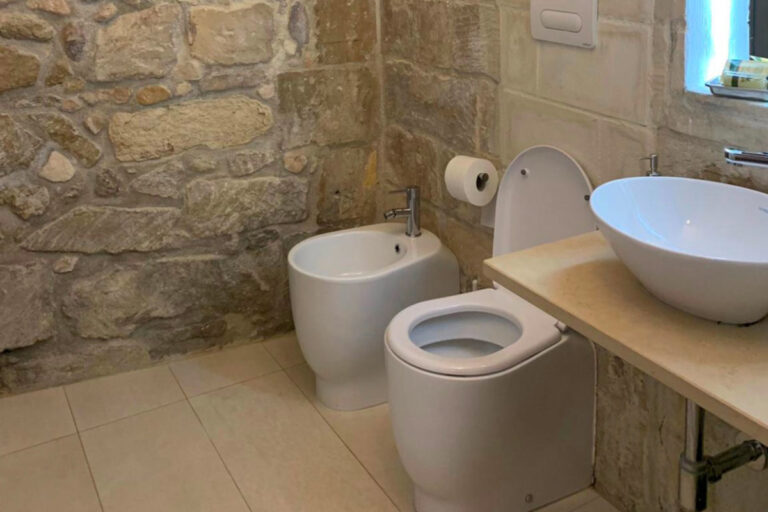 Monolocale Leucippo – Confort e Tradizione nel Centro di Lecce Leucippo monolocale bagno 1200x800 1 768x512