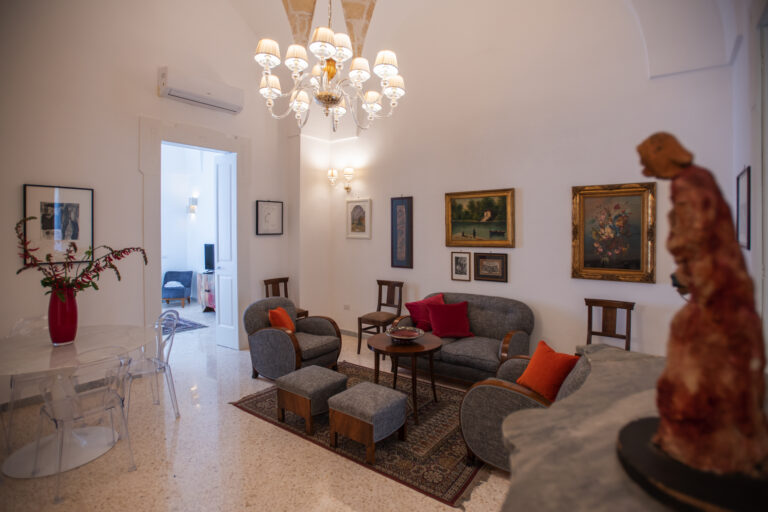 SALOTTO DI QUINTA DONNA EVELINA 768x512