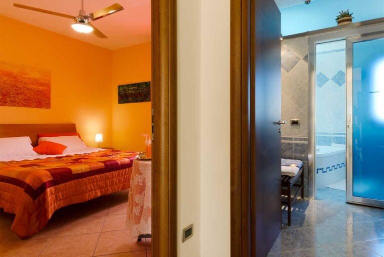 Suite standard Camera doppia Lecce Centro camera arancio 10 768x513