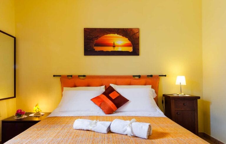 camera gialla 6 768x489