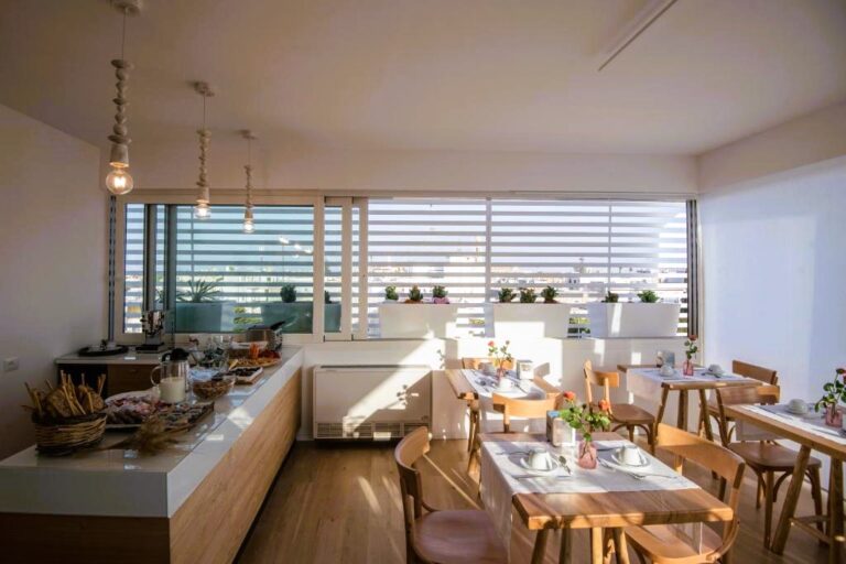 PLATONE CLASSIC ROOM Simplicity and Elegance in the Heart of Lecce tavoli colazione 2 768x512