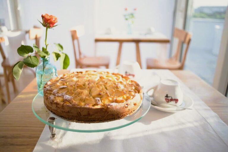 PLATONE CLASSIC ROOM Simplicity and Elegance in the Heart of Lecce torta di mele 2 768x512